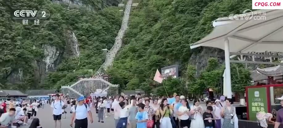 “中国游”暑期持续升温：自然山水+文化体验