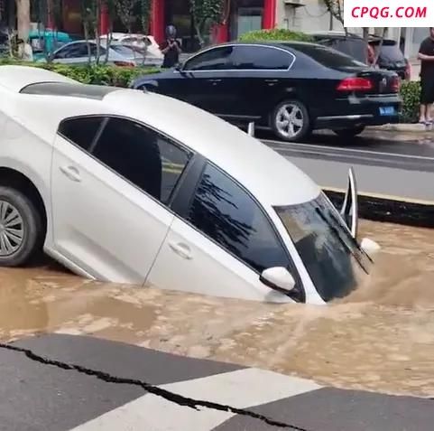 河北正定县一处路面突然塌陷