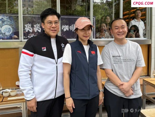 霍启刚郭晶晶品尝贵阳咖啡 体验“冠军咖啡之城”