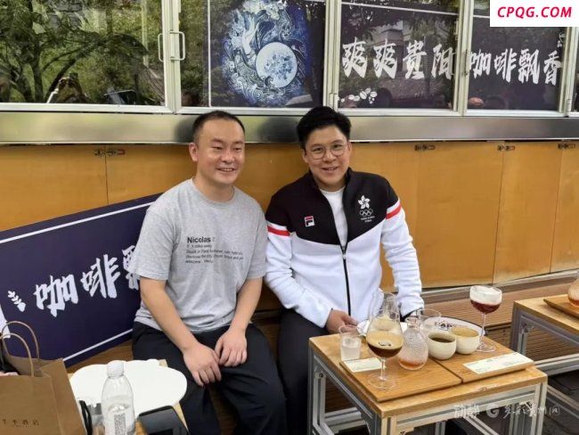 霍启刚郭晶晶品尝贵阳咖啡 体验“冠军咖啡之城”