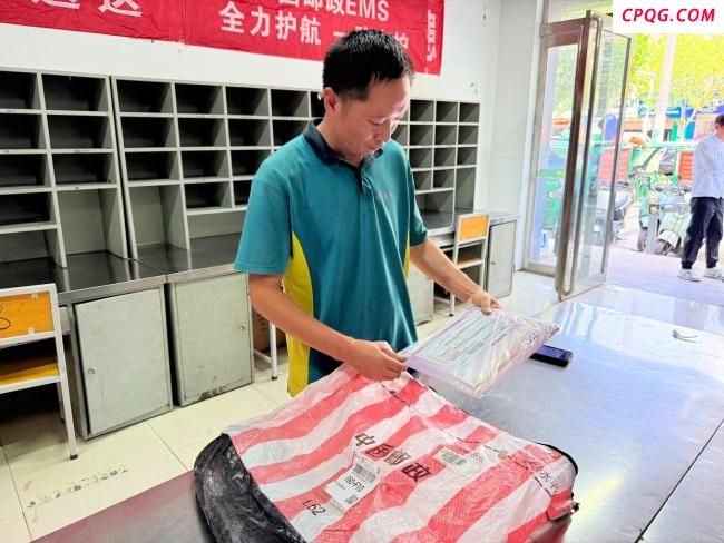 河南首封高考录取通知书送达 邮政开启“绿色通道”
