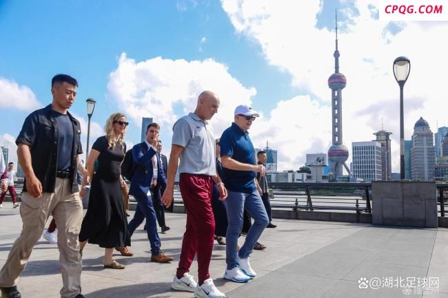 澳大利亚总理在外滩散步时受赠球衣