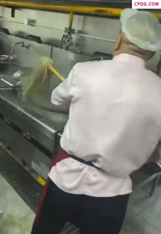 医院回应后厨用拖把洗锅: 系摆拍