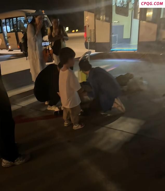 西宁机场乘客被困摆渡车晕倒