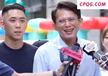 国外一男子在瀑布求婚 还没跪下就被冲走 惊险瞬间引发热议