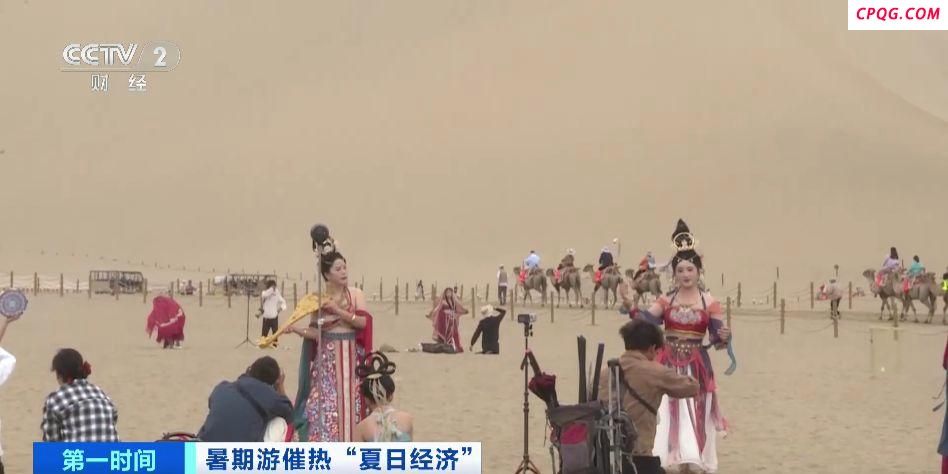在沙丘间体验旅拍！甘肃敦煌大漠旅拍受青睐