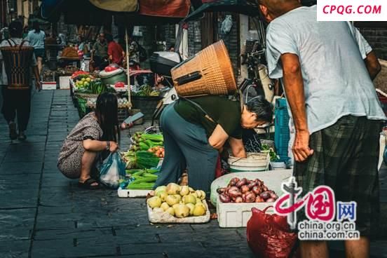湖南泸溪：浦市赶集烟火气 大学学子助力暖人心