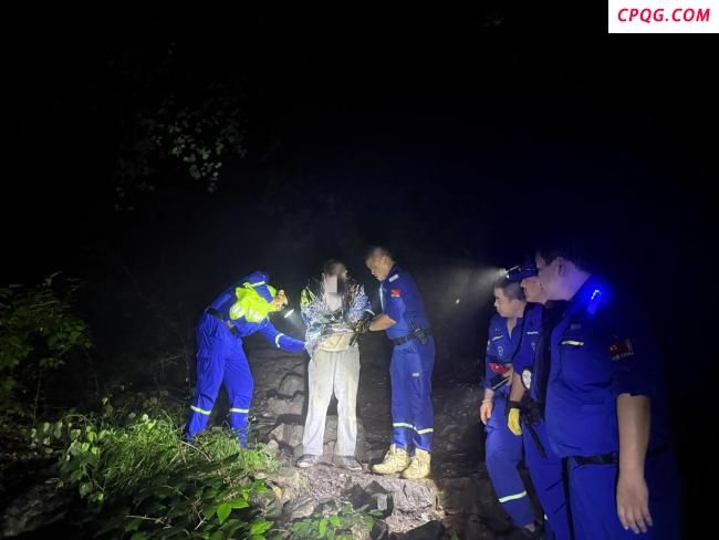 少年为看日出被困野长城救援队冒雨进山搜救