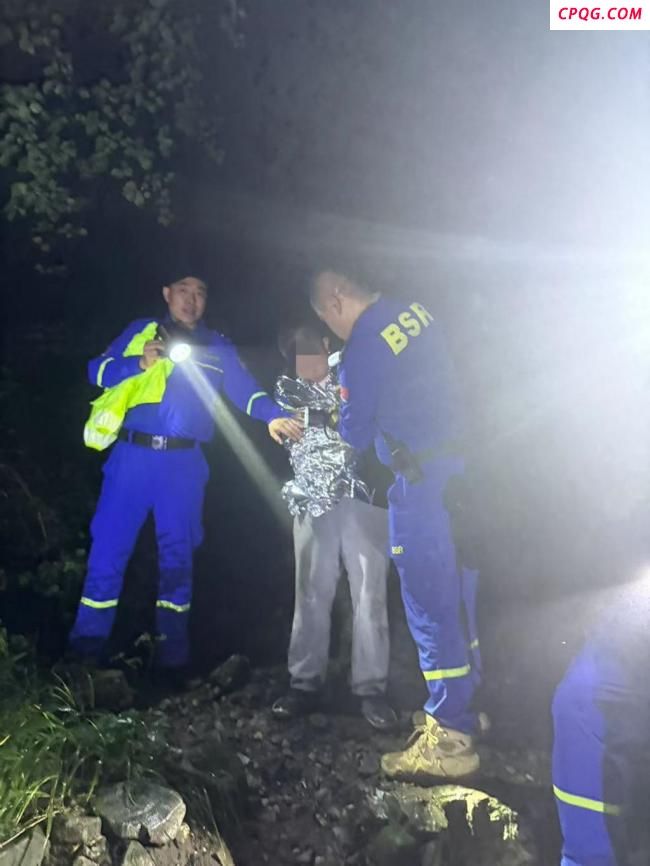 少年为看日出被困野长城救援队冒雨进山搜救 夜宿遇险获救