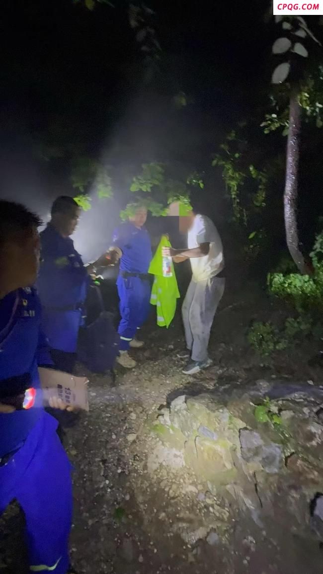 少年为看日出被困野长城救援队冒雨进山搜救 夜宿遇险获救