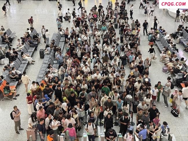 暑运客流高峰爆发