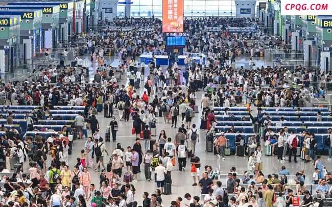 暑运客流高峰爆发 多地刷新历史纪录
