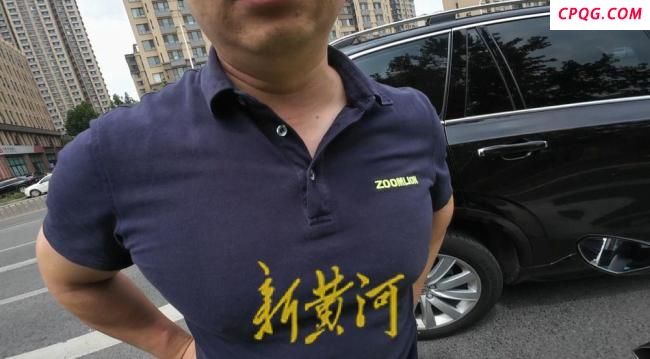 男子驾车别停摩托车辱骂骑手被拘留 越野车司机已被行拘