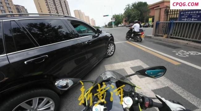 男子驾车别停摩托车辱骂骑手被拘留