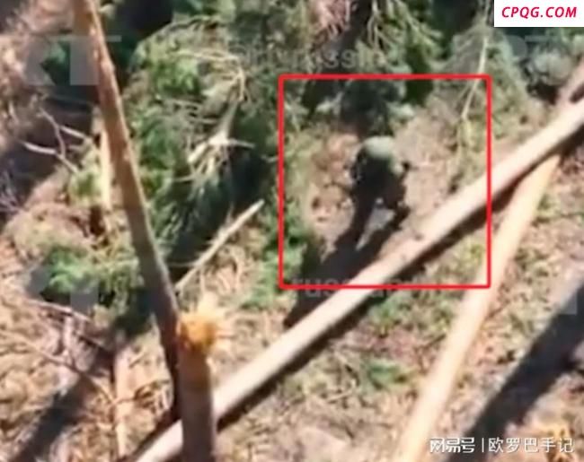 俄士兵徒手抓住乌军无人机当场砸毁