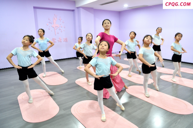 湖北保康：“舞”动夏日 乐享暑期