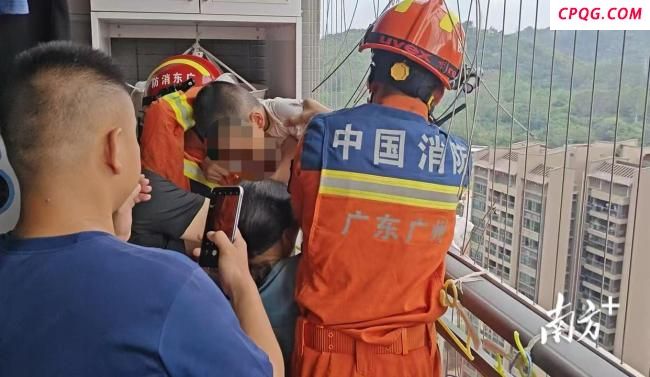 广州3岁男童被困24楼阳台外 消防紧急救援