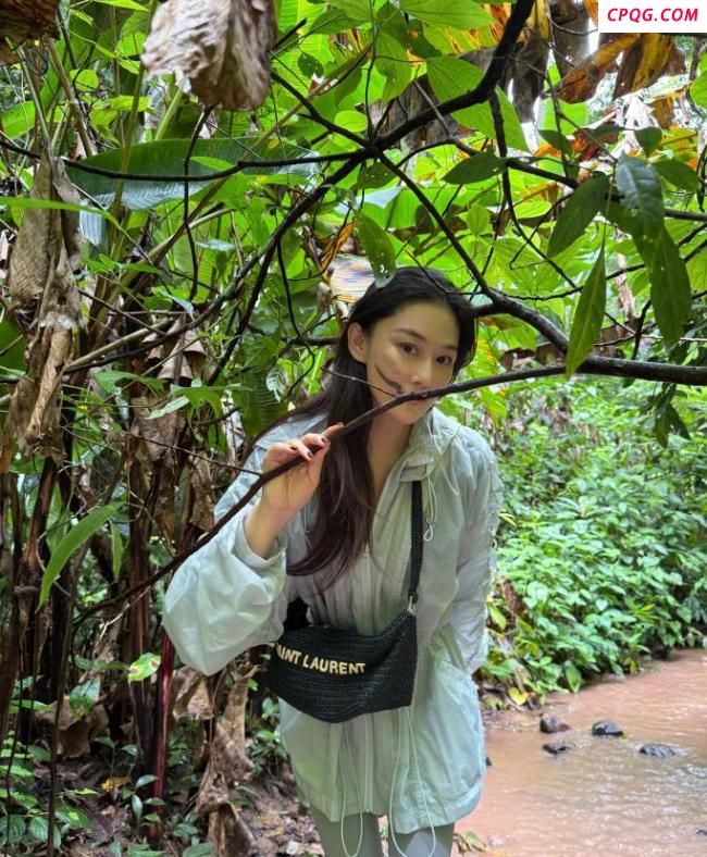 张馨予雨林徒步后脚肿成“猪蹄” 硬核游记曝光