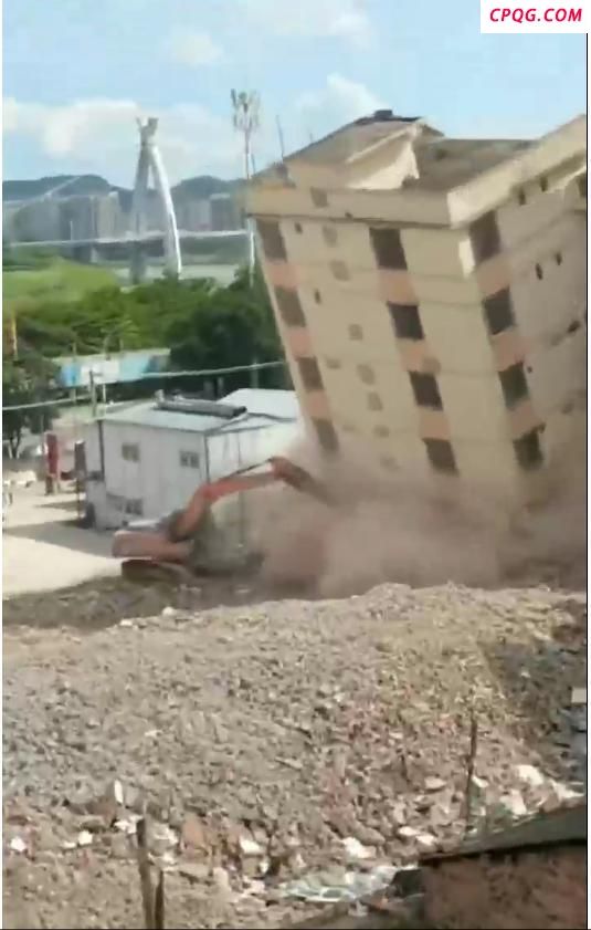 自建楼拆除时轰然倒塌 挖掘机被砸中 司机幸免于难