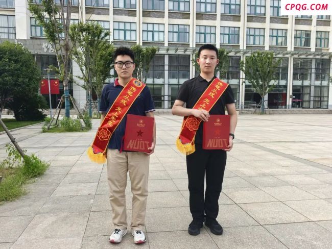 男生收到国防科技大学录取通知书 青春理想与家国情怀