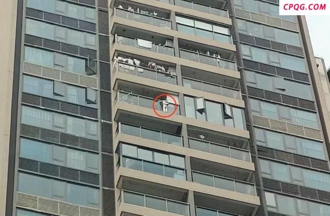 3岁男童悬空24楼阳台外 消防救援