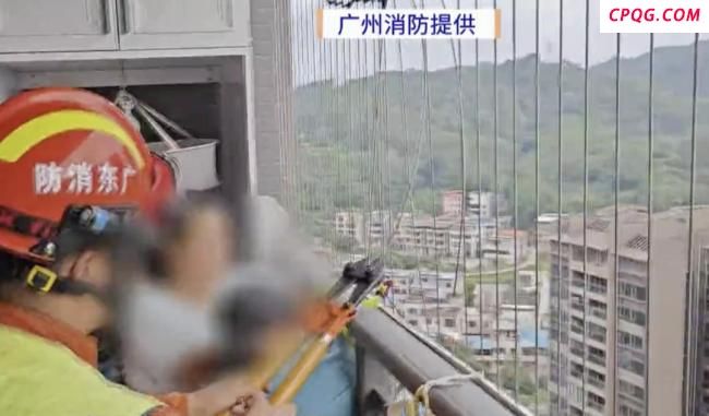 3岁男童悬空24楼阳台外 消防救援 危急时刻成功救助