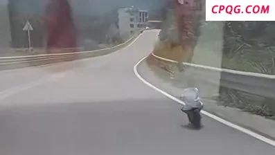 湖南3岁男童骑车想去广州找妈妈