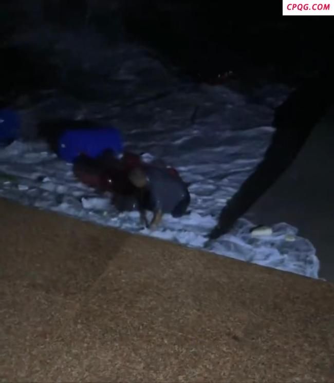 男子海边捡拾物品被海浪击倒