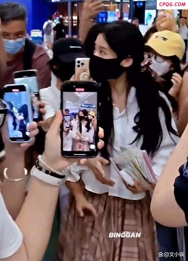 卢昱晓被陌生男子拍头 机场惊魂引热议