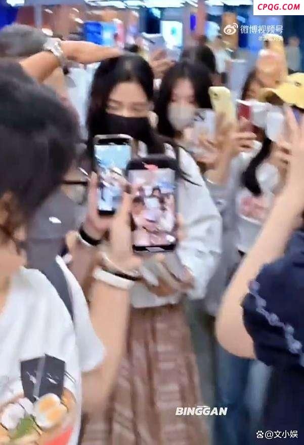卢昱晓被陌生男子拍头 机场惊魂引热议