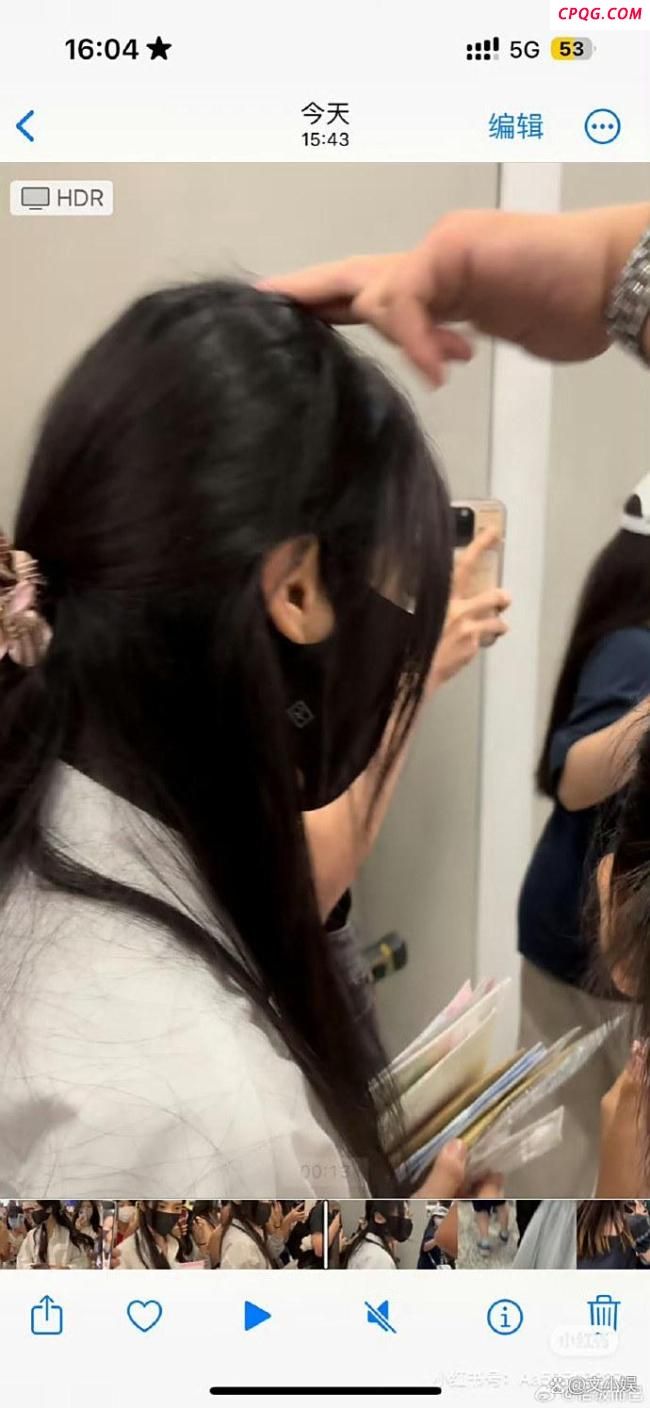 卢昱晓被陌生男子拍头 机场惊魂引热议