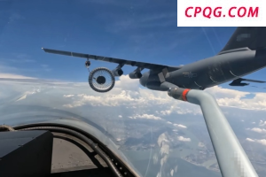 云端穿针 新飞行员飞千米高空挑战加油软管