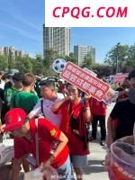 人形机器人在“上海弄堂”秀技能 WAIC City Walk新体验