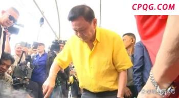 柬边境难民营现状：民众伸手领鸡蛋 战火下的艰难生活