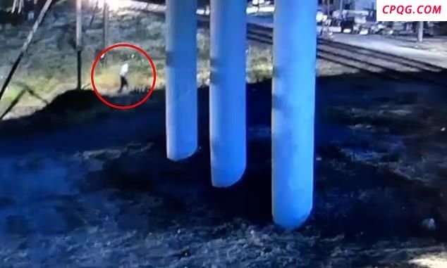 俄路人冒死救下铁轨昏迷男子，英勇举动震撼全网