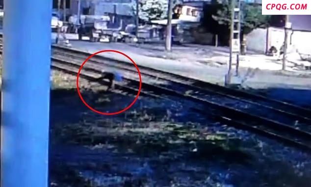 俄路人冒死救下铁轨昏迷男子，英勇举动震撼全网