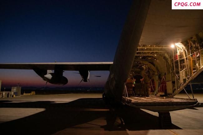 以军公布夜间向加沙空投物资画面！