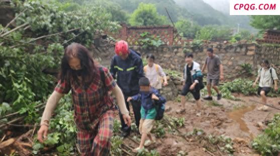 怀柔8名被困山中游客获救