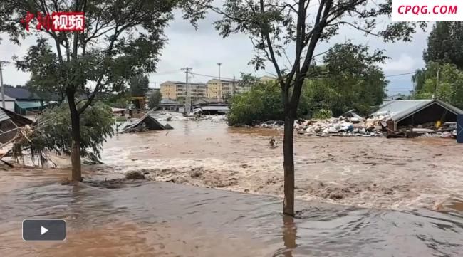 村民暴雨中敲窗喊醒邻居逃生