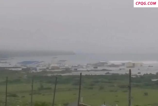 海啸淹没俄罗斯港口城镇