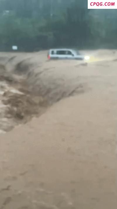 河北暴雨一车主参与救援获车企送车