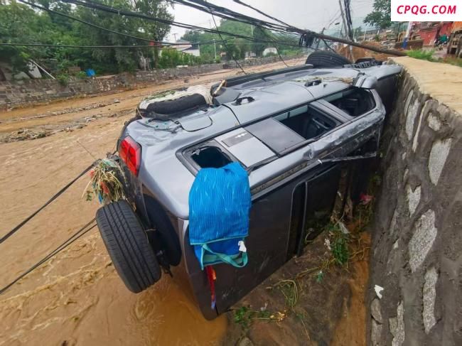 河北暴雨一车主参与救援获车企送车 见义勇为获赞