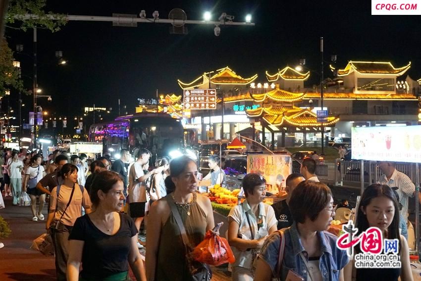 地摊长龙遇加场好戏 张家界武陵源夜游人气旺