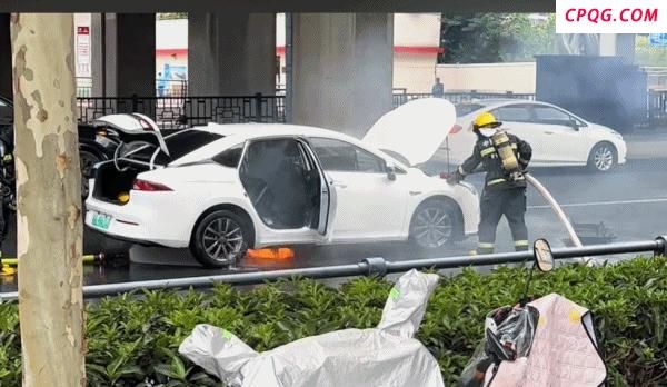 新能源车着火 疑似品牌人员现场撬车标 应急操作引争议