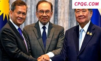 95岁老兵换军装那一刻人群瞬间沸腾 致敬最亮的星