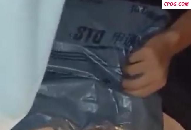 快递员掏尖锐物划业主脖子 警方回应 事件正在核查