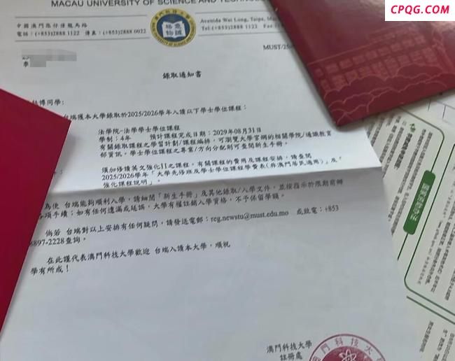 河北一高考生收到两份大学录取通知