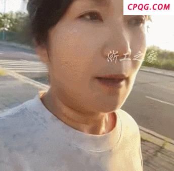 阿姨退休后秒退几十个群手机都变轻 快乐溢于言表