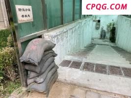 暴雨中老人骑车侧翻 路过民警立刻倒车救助