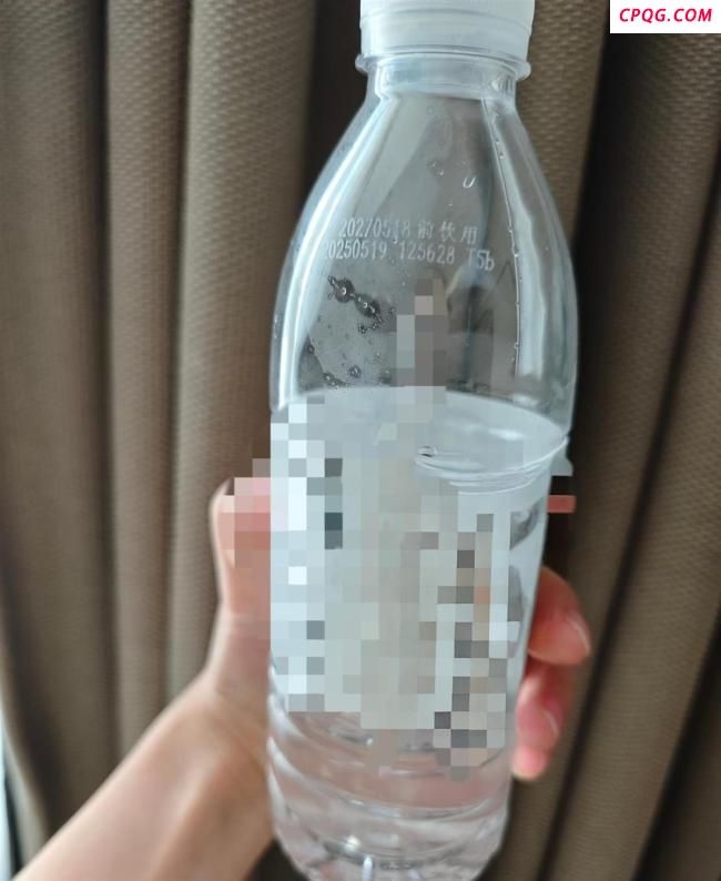 女子酒店喝出咸味矿泉水 市监局回应 水样已送检待结果